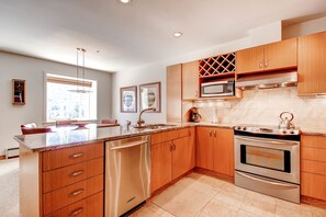 Apartment, Mehrere Betten (Centennial 2 Bedroom Condo unit no. 7) | Eigene Küche