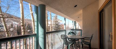 Condo, varias camas (Centennial 2 Bedroom Condo unit no. 7) | Balcón