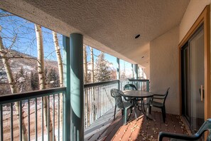 Huoneisto, useita sänkyjä (Centennial 2 Bedroom Condo unit no. 7) | Parveke