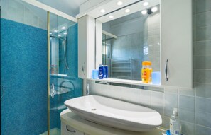 Shower - 1 bedroom beach front home in Povlja (Povlja)