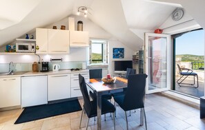 Réfrigérateur, surface de cuisson, lave-vaisselle, cafetière-théière