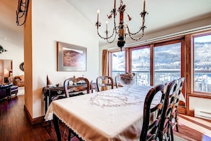 Condo, Plusieurs lits (Centennial 2 Bedroom Condo unit no. 2) | Cuisine privée