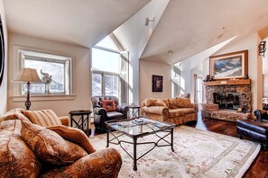 Condo, varias camas (Centennial 2 Bedroom Condo unit no. 2) | Sala de estar | Chimenea 