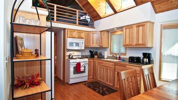 Full-sized fridge, microwave, oven, stovetop