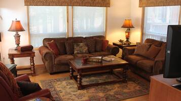 Flat-screen TV, fireplace, DVD player