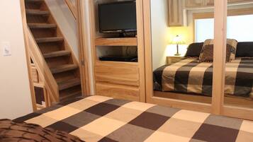 Full-size fridge, microwave, oven, stovetop