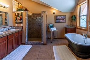 木屋 (3 Bedrooms) | 浴室 | 淋浴/盆浴组合、免费洗浴用品、毛巾、洗发水