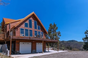 Front of property - Sunset Chalet - 2600 Sq.ft. Multi-seasonal Retreat (Ashland)