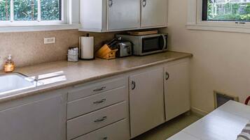 Ketuhar gelombang mikro, dapur, pembancuh kopi espreso