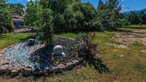 Property grounds - Art & Garden Cottage ~ Near Downtown (Ashland)