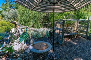 Terrace/patio - Art & Garden Cottage ~ Near Downtown (Ashland)