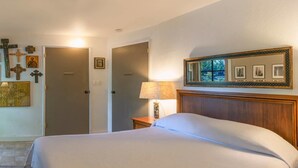 1 bedroom, desk, iron/ironing board, free WiFi - Art & Garden Cottage ~ Near Downtown (Ashland)