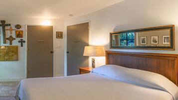 1 phòng ngủ, bàn, bàn ủi/dụng cụ ủi quần áo