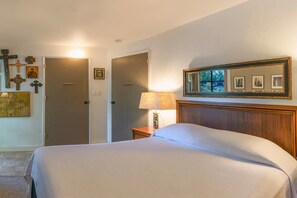 1 bedroom, desk, iron/ironing board, free WiFi - Art & Garden Cottage ~ Near Downtown (Ashland)