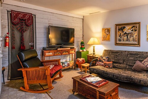Art & Garden Cottage ~ Near Downtown