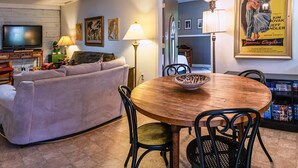 In-room dining - Art & Garden Cottage ~ Near Downtown (Ashland)