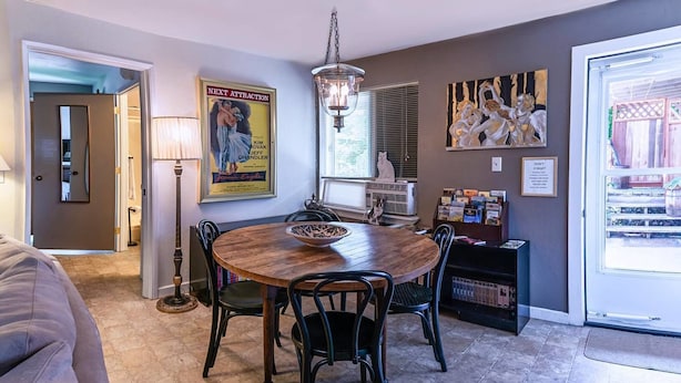 In-room dining - Art & Garden Cottage ~ Near Downtown (Ashland)