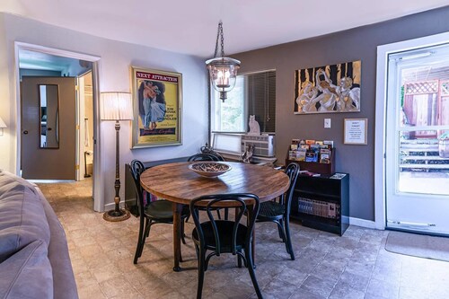 Art & Garden Cottage ~ Near Downtown