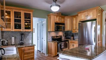 House (3 Bedrooms) | Private kitchen | Microwave, stovetop, dishwasher, espresso maker