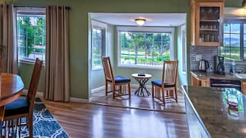 House (3 Bedrooms) | In-room dining