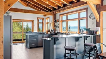 ثلاجة، فرن، موقد طهي مسطح، غسالة أطباق