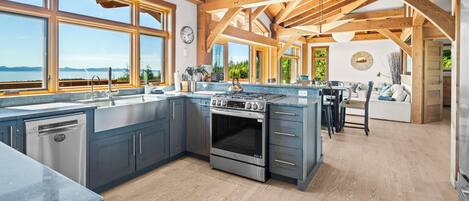 ثلاجة، فرن، موقد طهي مسطح، غسالة أطباق