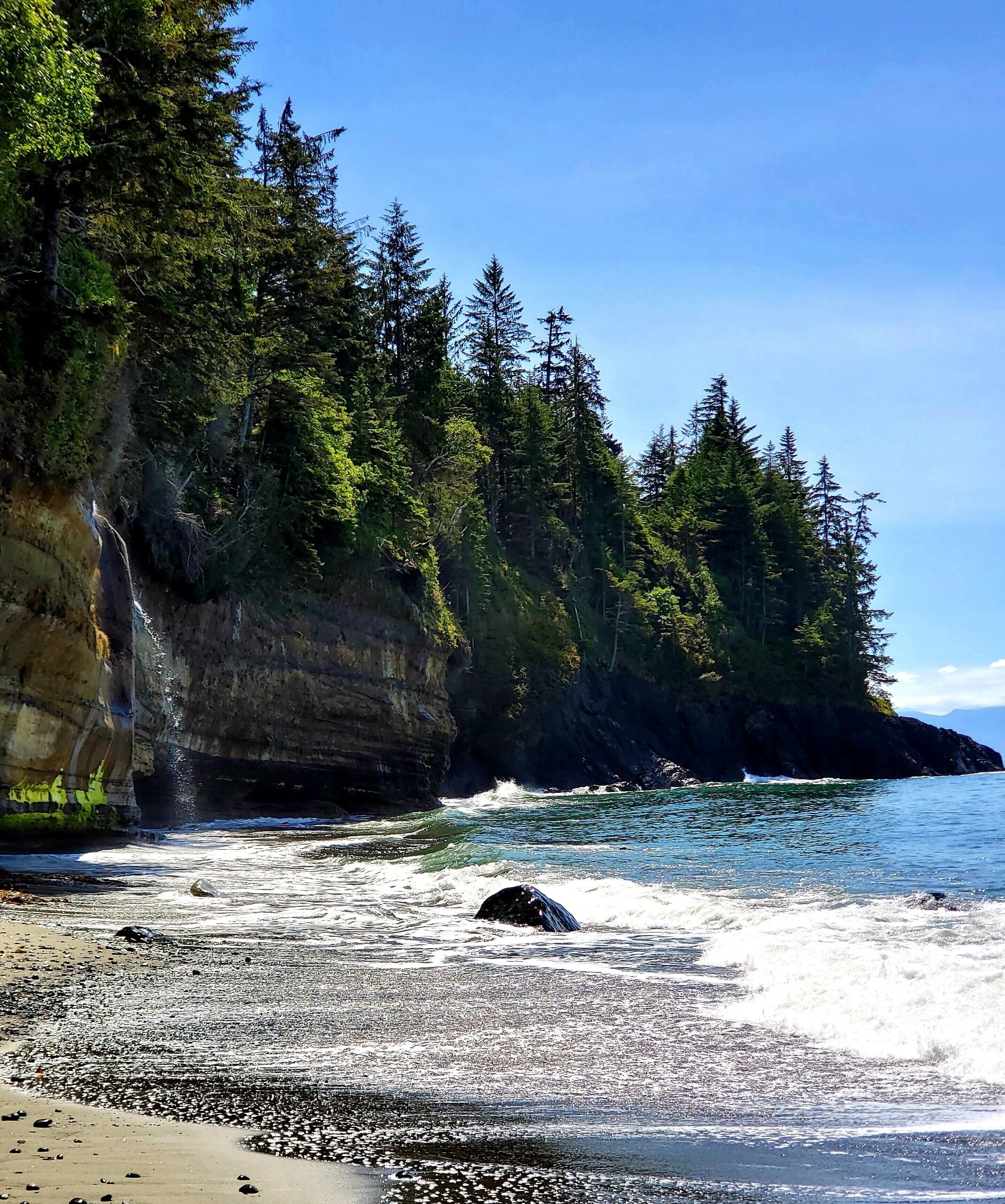 Beach nearby, sun-loungers, beach towels