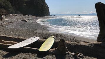 Beach nearby, sun loungers, beach towels