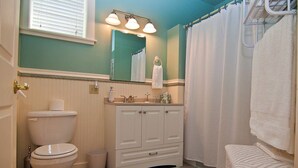 A bathroom with a toilet, sink, and shower area. - Lori Lanes 'romeo Cottage' ~ 2 Bedroom ~ Downtown (Ashland)