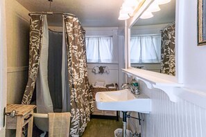 Regadera, amenidades de baño gratuitas, toallas 