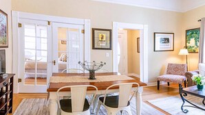 In-room dining - '1900' House ~ Near Osf~sleeps 8 (Ashland)