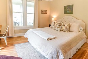 3 habitaciones, escritorio, tabla de planchar con plancha y wifi gratis 