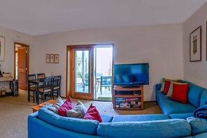 Flat-screen TV - Bel Canto ~stunning Views From Ashlands Hillside (Ashland)
