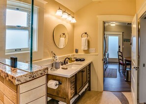 Apartment (2 Bedrooms) | Badezimmer | Dusche, kostenlose Toilettenartikel, Handtücher