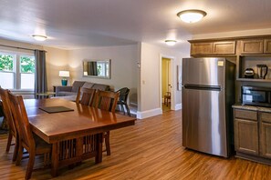 House (2 Bedrooms) | 2 bedrooms, premium bedding, iron/ironing board, free WiFi - Pioneer House - North Suite (Ashland)