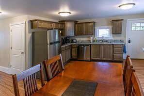 Nhà (2 Bedrooms) | Bếp riêng | Tủ lạnh, lò vi sóng, bếp nấu, máy rửa bát 