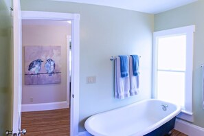 House (2 Bedrooms) | Bathroom | Shower, towels - Pioneer House - North Suite (Ashland)