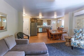 Nhà (2 Bedrooms) | Khu phòng khách | TV 