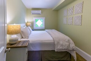 2 bedrooms, premium bedding, iron/ironing board, free WiFi - Pioneer House - North Suite (Ashland)