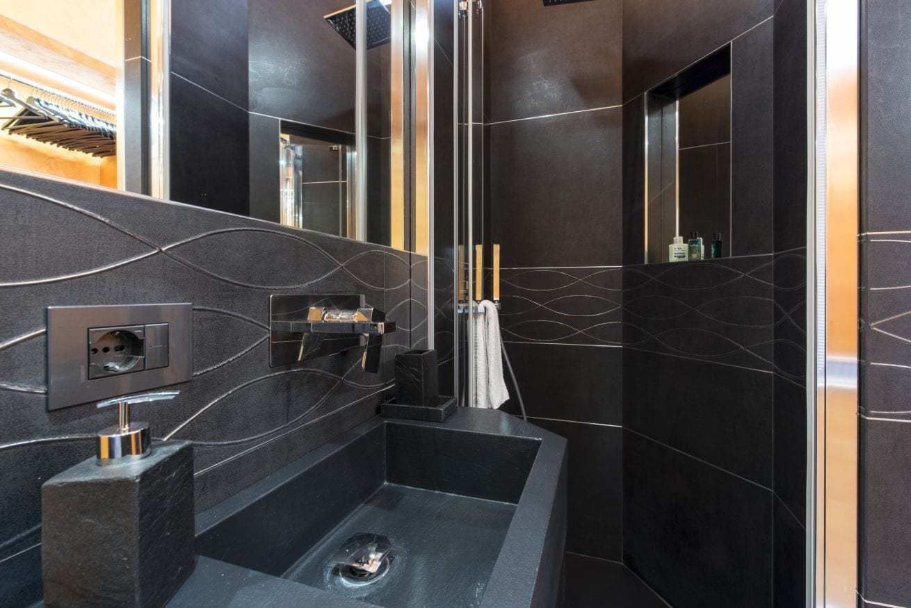 Regadera, secadora de cabello, bidet, toallas 