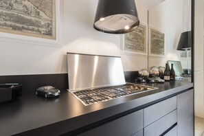 Fridge, oven, stovetop, dishwasher - Smart and design flat in Brera close to Alla Scala theatre (Milano)