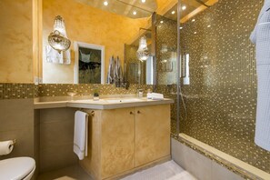 Shower, hair dryer, bidet, towels