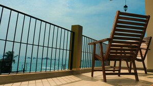 Triple Room with Sea View | شرفة