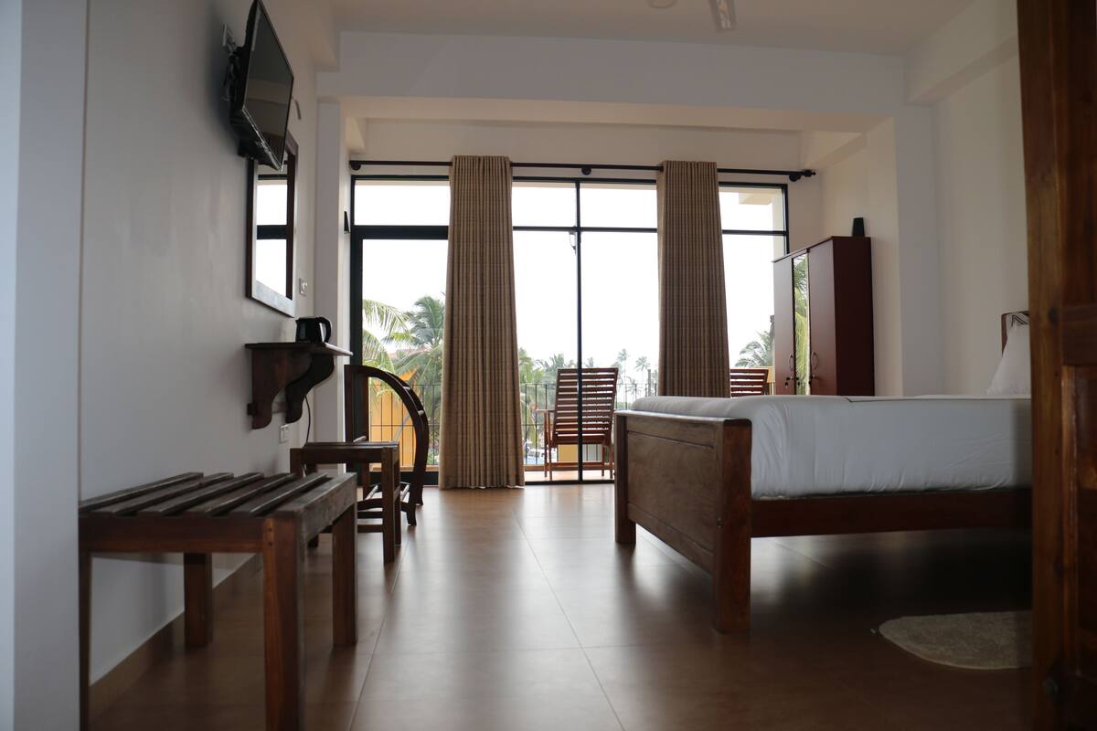 Triple Room | In-room safe, desk, WiFi (free)