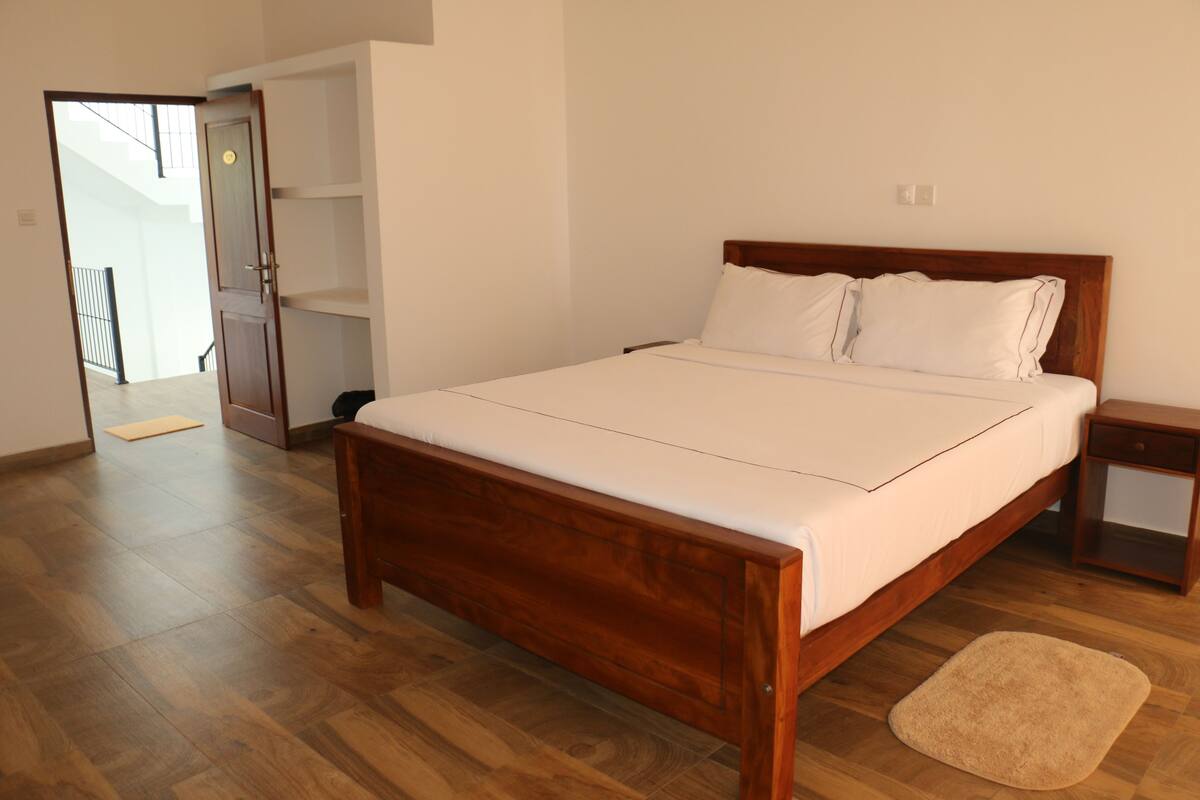 Double Room | In-room safe, desk, WiFi (free)