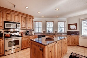 คอนโด, หลายเตียง (Centennial 2 Bedroom Condo unit no. 1) | ครัวส่วนตัว