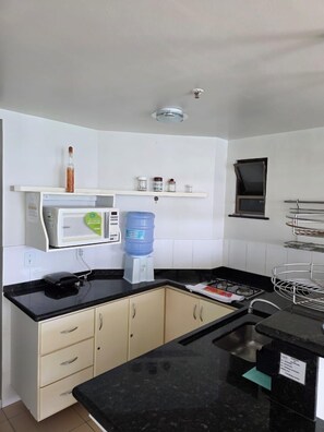 Fridge, microwave, oven, stovetop - LOFT - Seaside, with pool, Wi-Fi and garage (Arraial do Cabo)