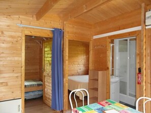 2 Schlafzimmer, Bügeleisen/Bügelbrett