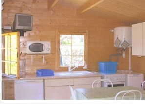 Refrigerador, microondas, horno y cafetera y tetera 