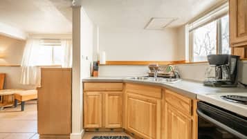 Kühlschrank, Mikrowelle, Herdplatte, Wasserkocher mit Kaffee-/Teezubehör